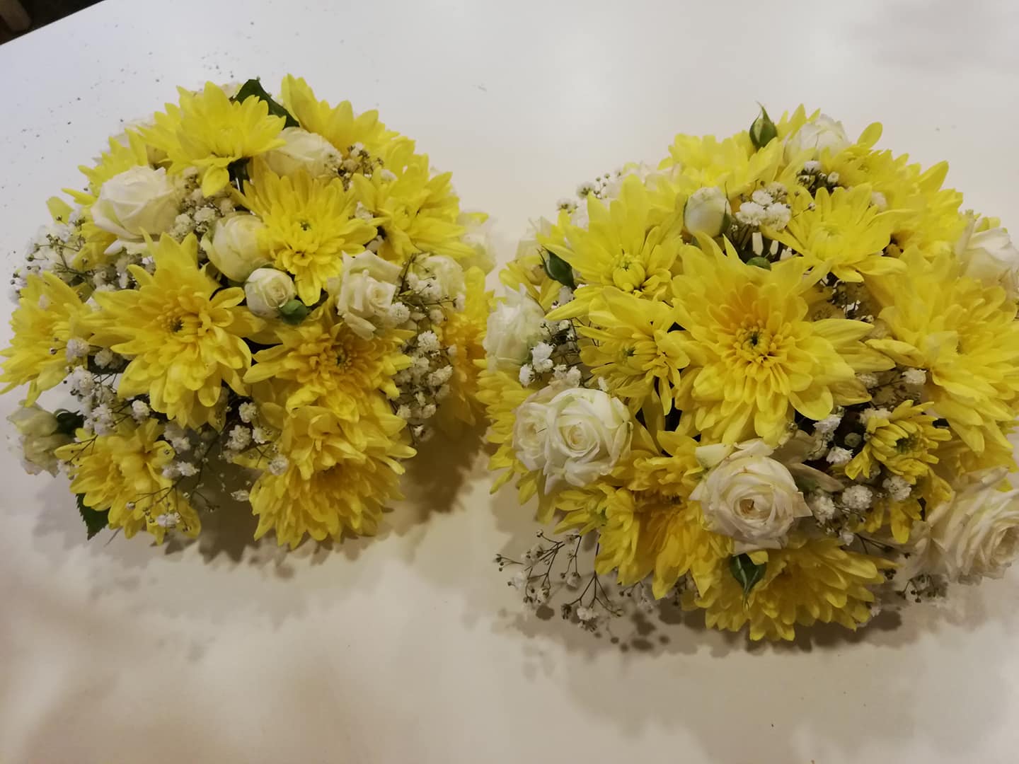 Centrotavola Velo da Sposa Roselline Bianche Crisantemi Gialli Fioreria Bruseghini Besenello Trento